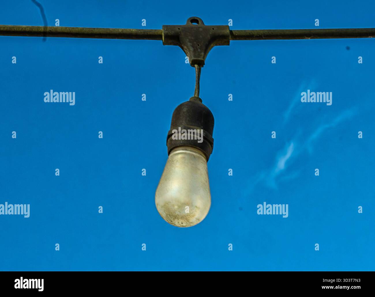 Une seule ampoule dans une chaîne de lumières Banque D'Images