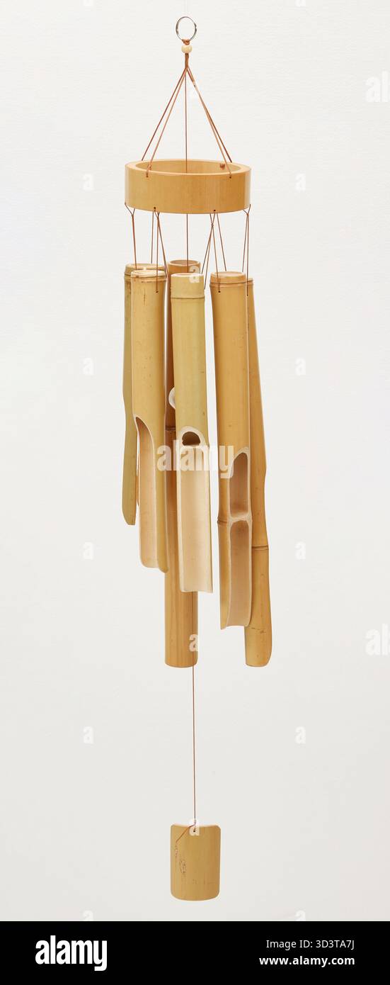 Mobile en bambou avec des coquillages suspendus à des cordes oscillant dans le vent arrière-plan de nature isolé avec chemin de clipsage Banque D'Images