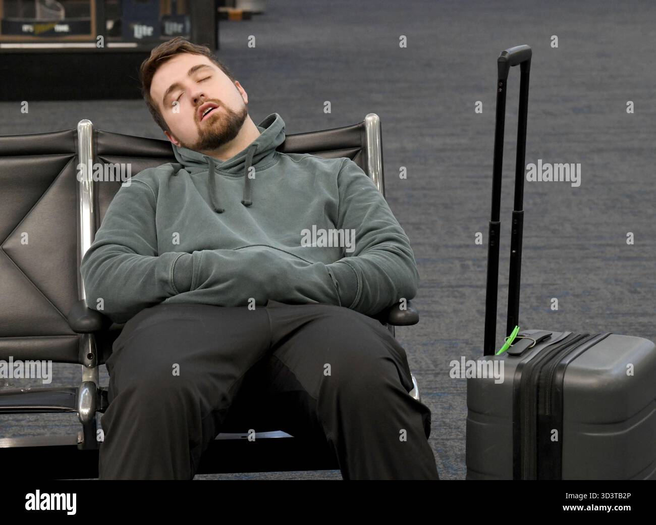 Milwaukee, Wisconsin, États-Unis. 7 novembre 2025. Un passager sirène dans le terminal de l'aéroport international General Mitchell de Milwaukee, Wisconsin, le matin où les coupures de vols ordonnées par la FAA sont entrées en vigueur. Quelques vols au départ de Milwaukee ont été affectés par les coupures de vols. (Crédit image : © Mark Hertzberg/ZUMA Press Wire) USAGE ÉDITORIAL SEULEMENT ! Non destiné à UN USAGE commercial ! Banque D'Images