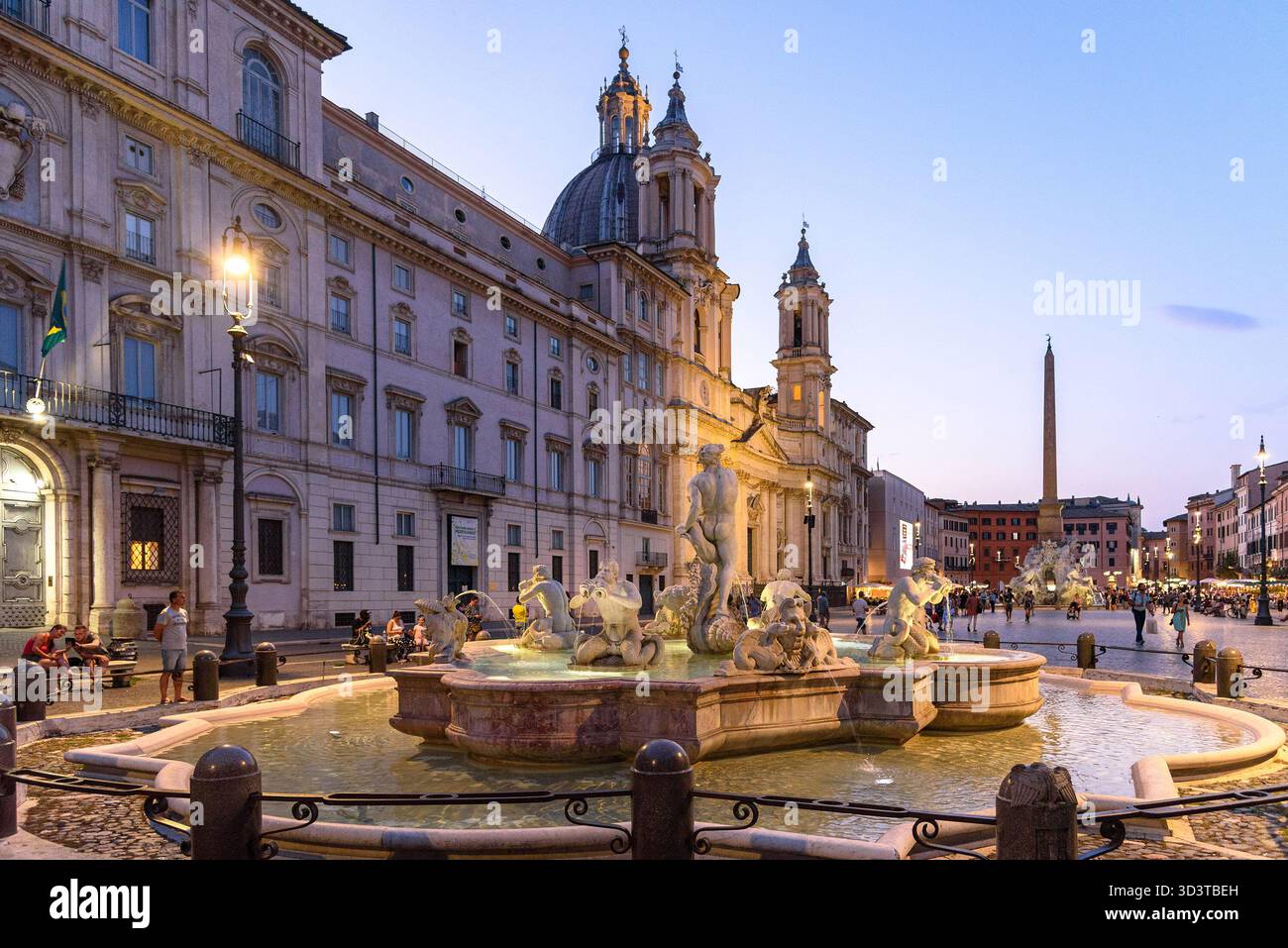 La Fontana del Moro à Piazza Navona à Rome à l'heure bleue Banque D'Images