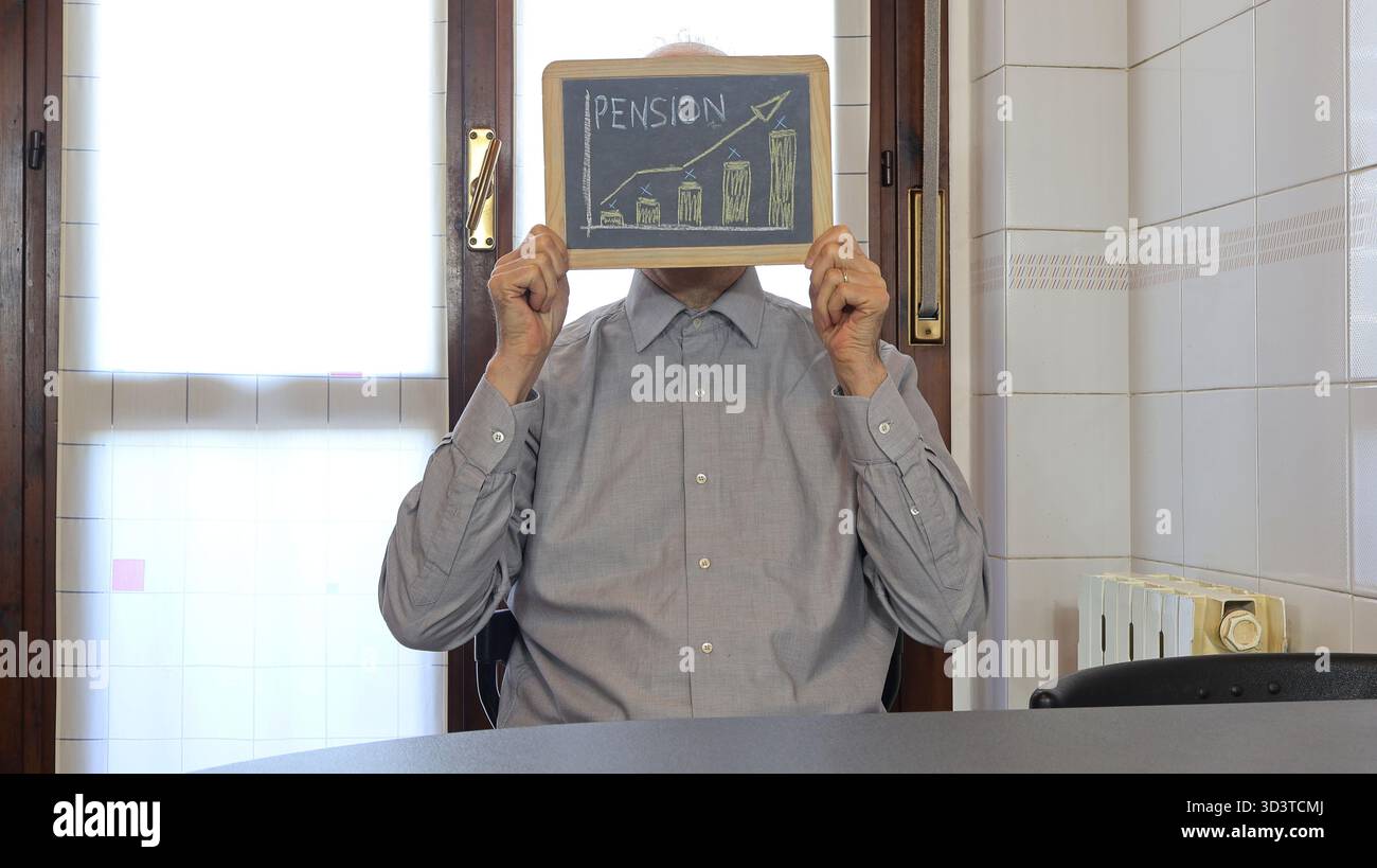 Un tableau noir avec le mot pension écrit dessus. Un homme, portrait en demi-longueur, tient un tableau noir devant son visage. Banque D'Images