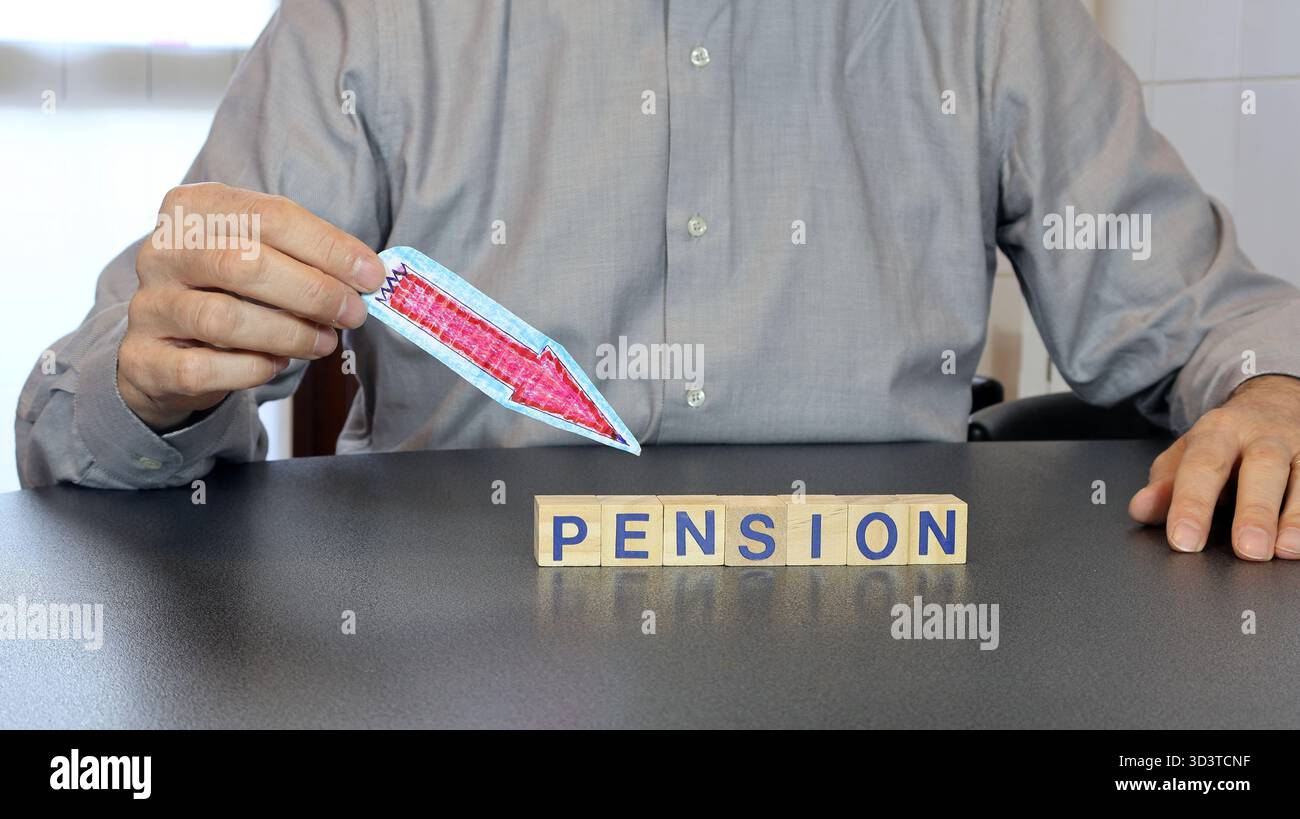 Pension écrite dessus. Un homme tient une flèche rouge. Banque D'Images