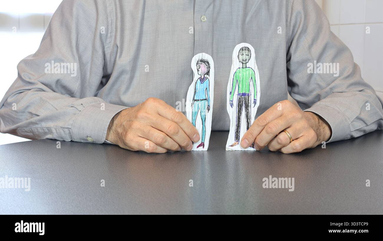 Un homme tient dans sa main, figure humaine silhouette de l'homme et de la femme. Banque D'Images