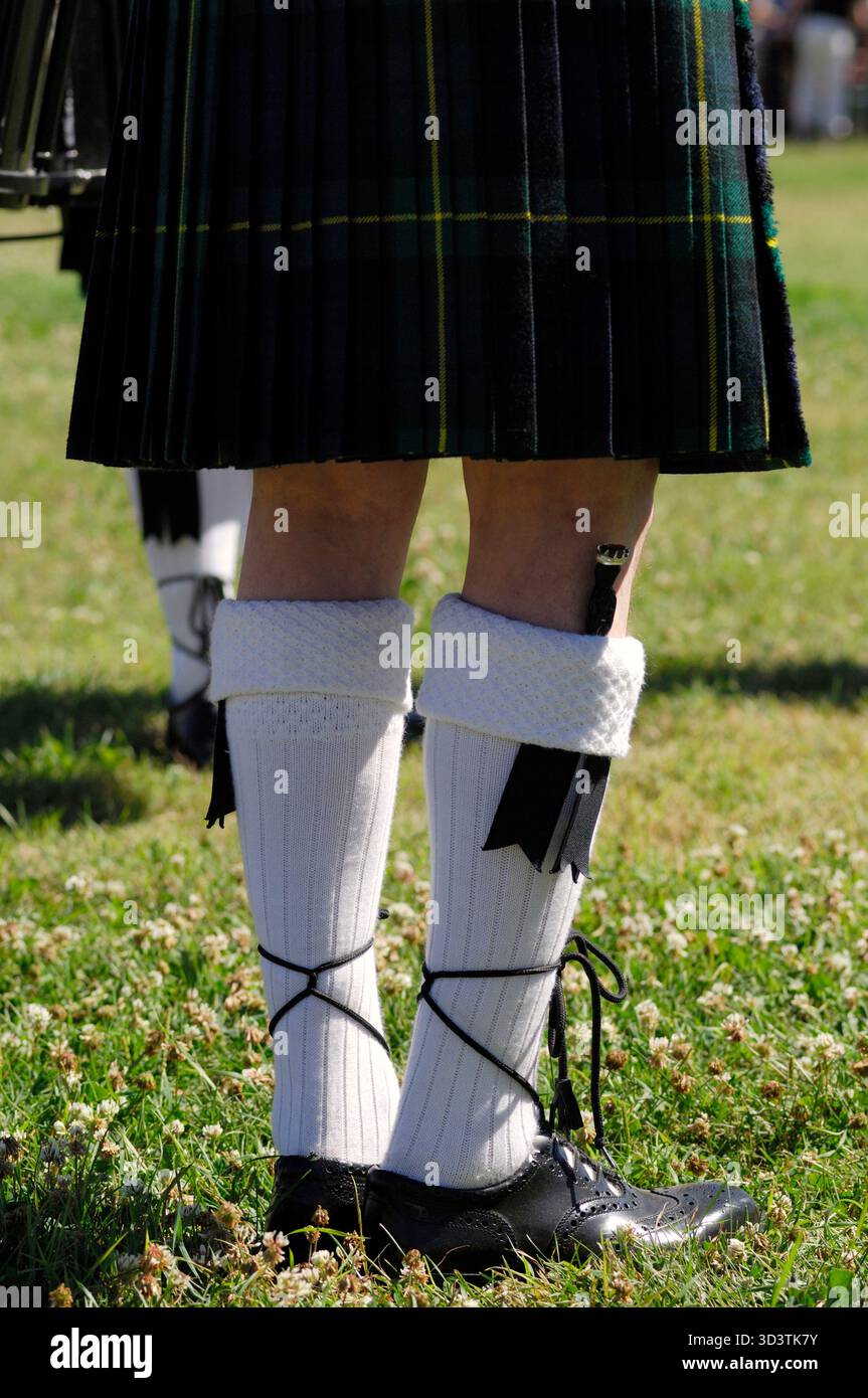 Cornemuse écossais en kilt traditionnel avec un dirk dans ses chaussettes en laine Banque D'Images