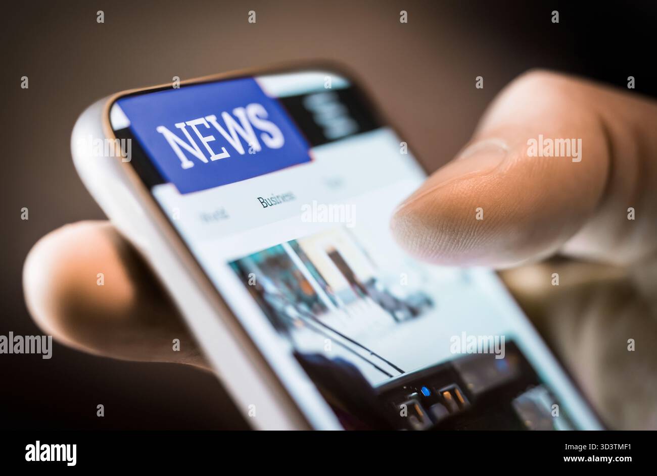 News et appuyez sur dans le téléphone. Lire l'article de journal et les titres en ligne. Communiqué de presse numérique. Dernier rapport de blog ou site Web. Portail de publication. Banque D'Images