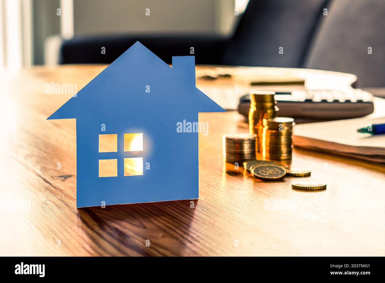 Économie de maison. Prix de la propriété. Acheter ou louer une maison. Assurance ou impôt. Prêt pour famille à petit revenu. Taux d'intérêt et concept hypothécaire immobilier. Banque D'Images