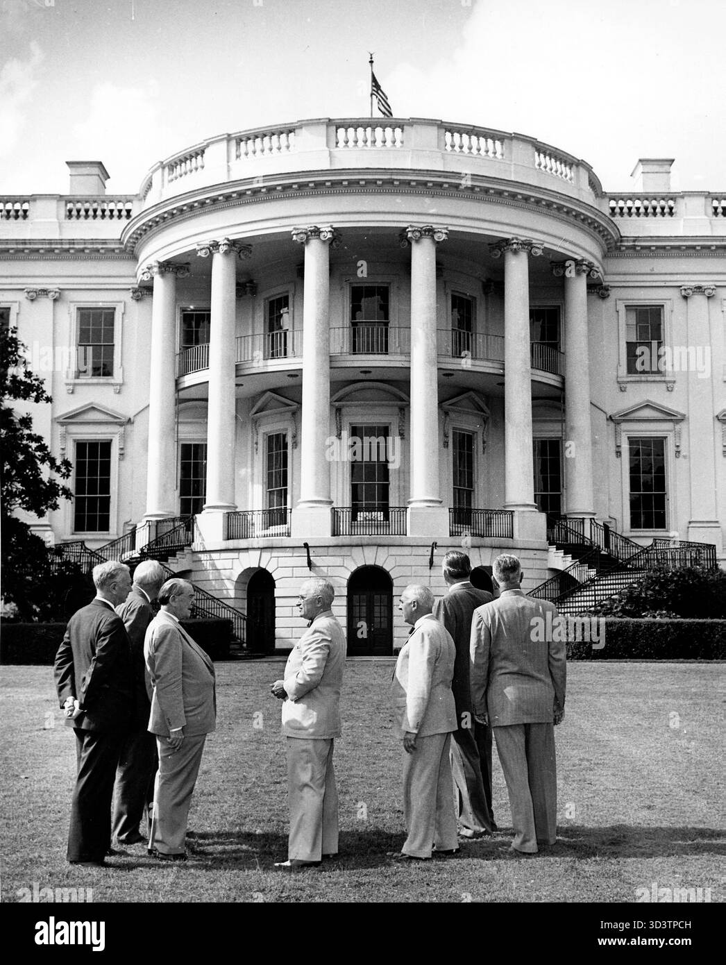 Le président Harry S. Truman (au centre) se tient sur la pelouse de la Maison Blanche avec la Commission sur la rénovation du manoir exécutif. De gauche à droite : le sénateur Edward Martin ; le sénateur Kenneth McKellar ; Richard E. Dougherty ; le président Truman ; Douglas Orr, Institut américain des architectes ; représentant Louis C. Rabaut ; représentant Frank B. Keefe. 20 juin 1949. Abbie Rowe, photographe Banque D'Images