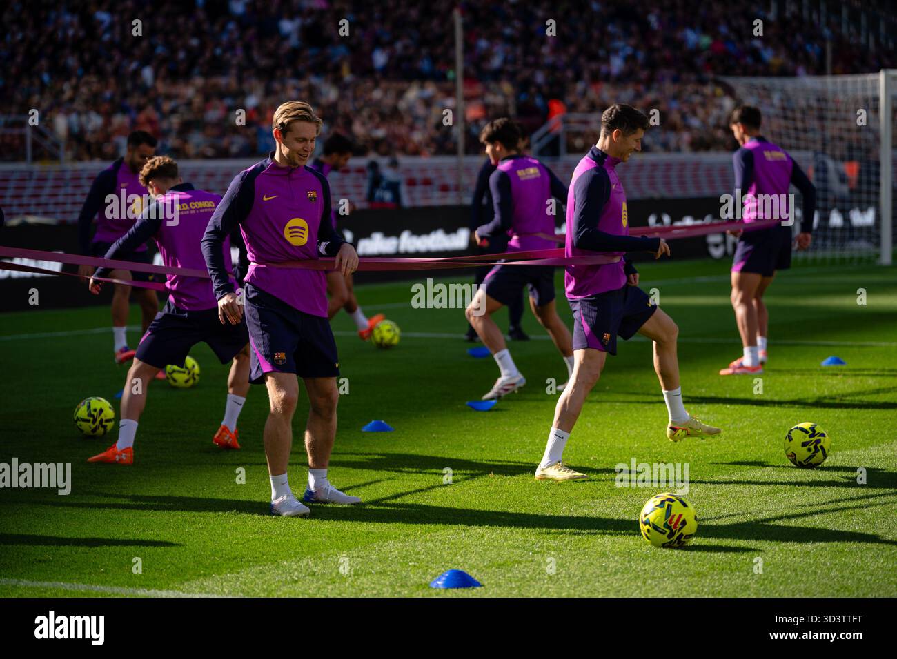 (251107) -- BARCELONE, 7 novembre 2025 (Xinhua) -- les joueurs du FC Barcelone sont vus lors du premier entraînement du FC Barcelone au Camp Nou après sa rénovation. (Photo de Joan Gosa/Xinhua) Banque D'Images