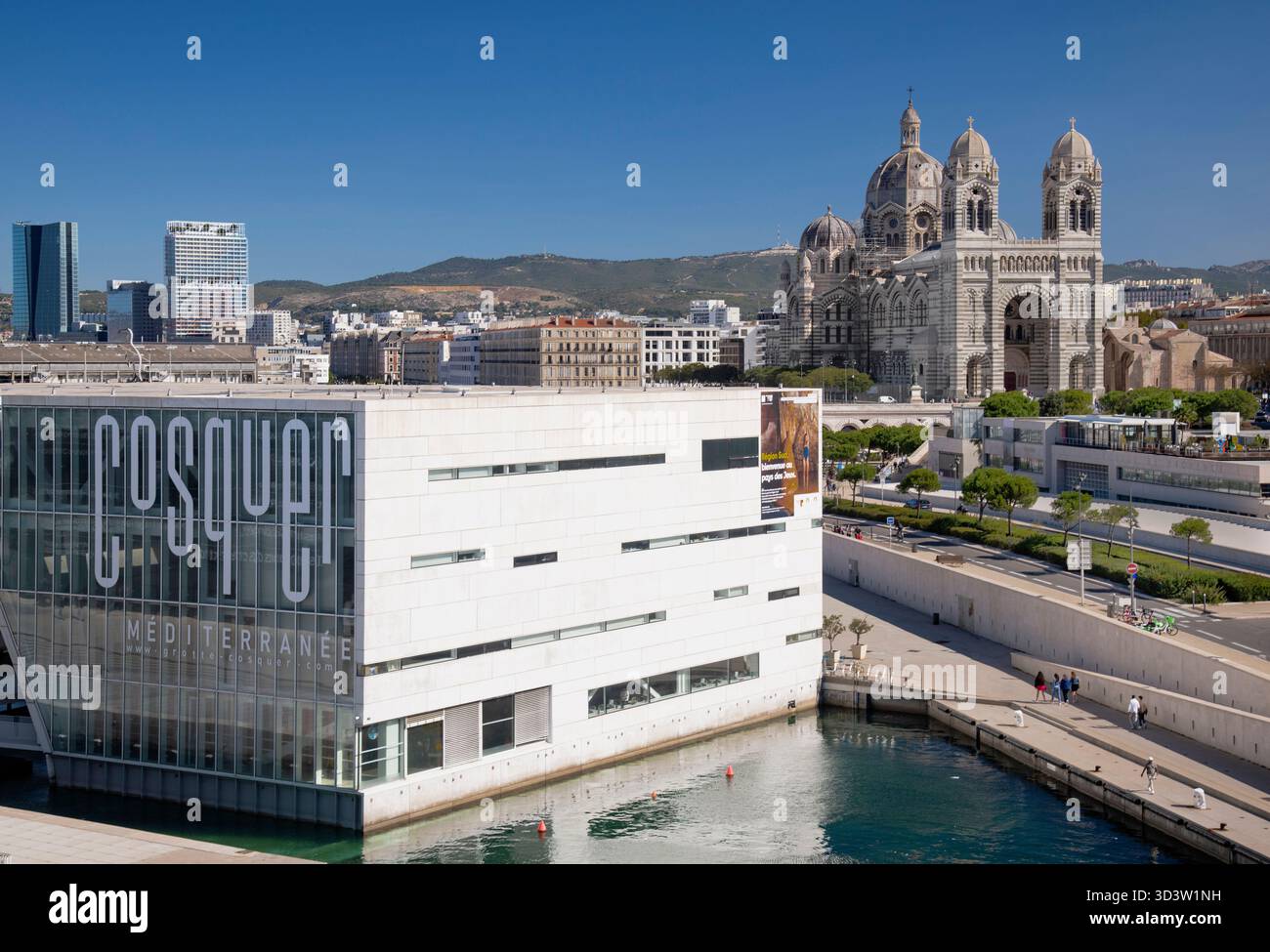 France, Provence, Marseille, Cosquer Méditerranée qui est une attraction touristique avec une réplique de la célèbre grotte Cosquer découverte par le plongeur Henri Cosquer en 1985 dans les profondeurs de la mer Méditerranée, avec la Cathédrale de Marseille derrière. Banque D'Images