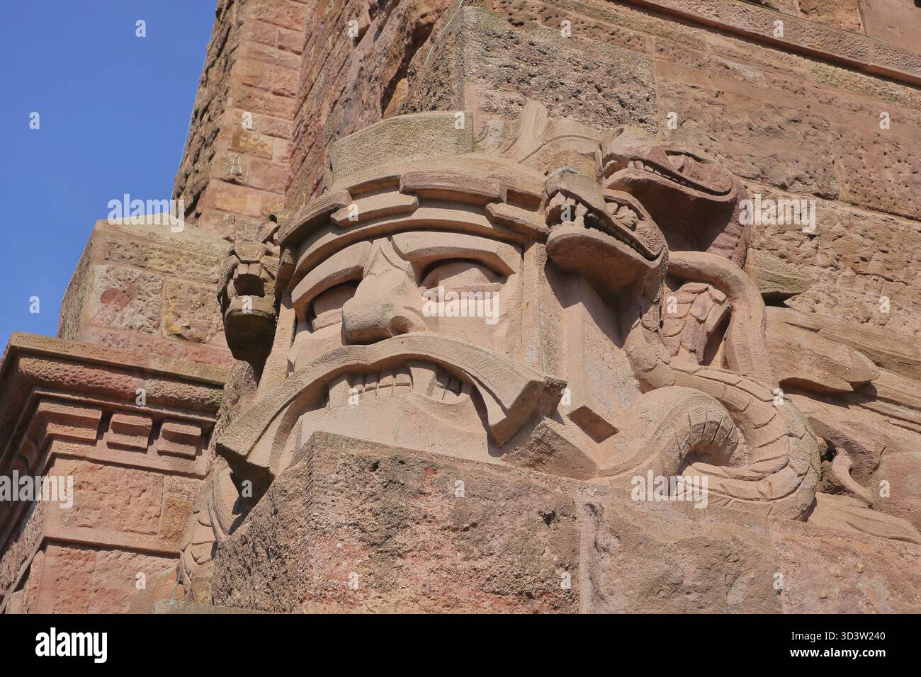 Visage de guerrier avec figure de serpent et dragon au monument Kyffhaeuser, détail, figure, pierre, rouge, face, monument Kyffhaeuser, Kyffhaeuser, Thuringi Banque D'Images