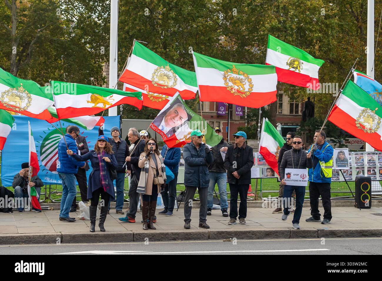 Westminster, Londres, Royaume-Uni. 4 novembre 2025. Des manifestants en face du Palais de Westminster appellent le gouvernement britannique à aider à mettre fin aux exécutions en Iran. Crédit : Maureen McLean/Alamy Banque D'Images