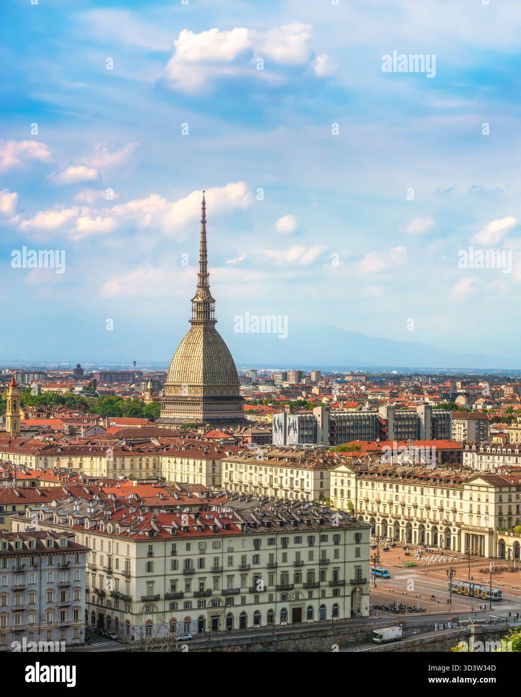 Vue panoramique sur la ville de Turin (Turin) et son emblématique monument, la mole Antonelliana et la Piazza Vittorio Veneto, vue depuis le Monte dei Cappuc Banque D'Images