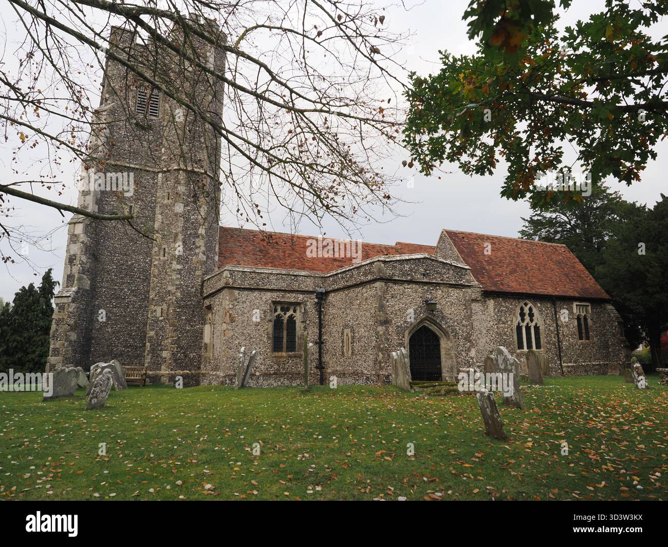 Rodmersham, Kent, Royaume-Uni. 7 novembre 2025. Météo britannique : scènes d'automne à l'église St Nicholas, Rodmersham dans le Kent. Crédit : James Bell/Alamy Live News Banque D'Images