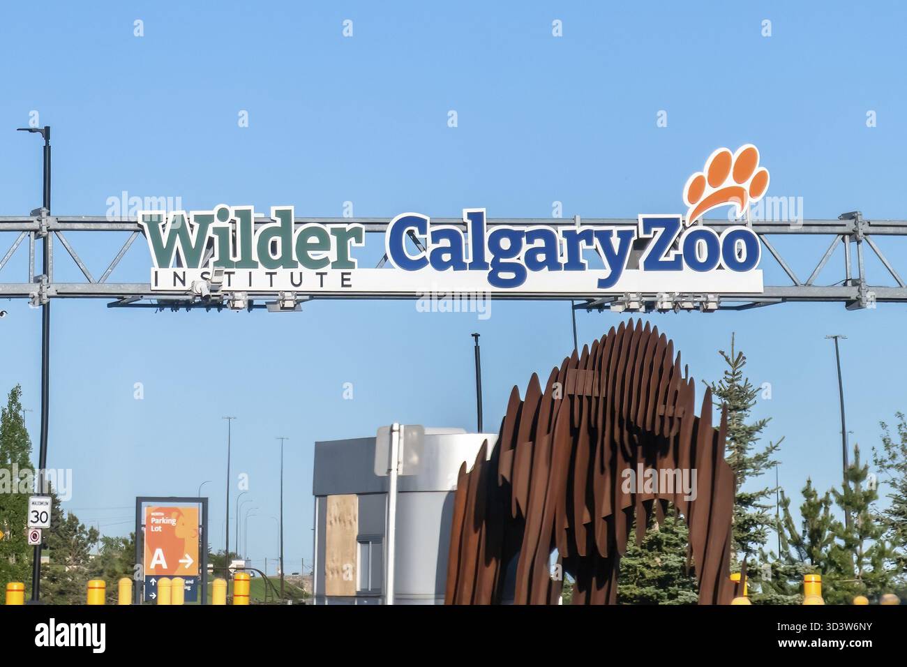 Calgary, Alberta, Canada. 5 juin 2025. Le grand panneau d'entrée du Wilder Institute Calgary Zoo, surmonté d'une empreinte de patte, accueille les visiteurs à un WO Banque D'Images