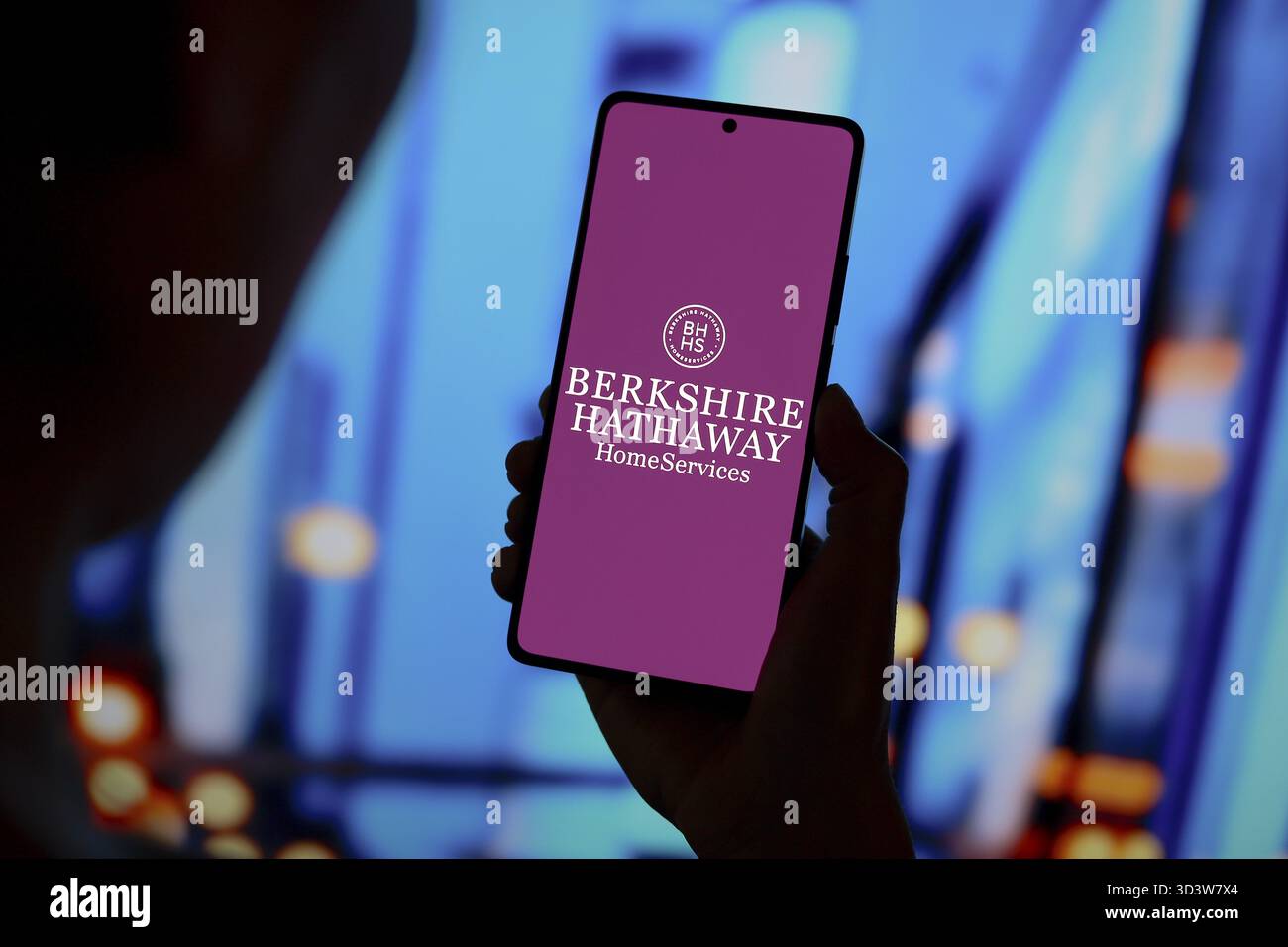 12 septembre 2024, Paraguay. Dans cette illustration photo, le logo Berkshire Hathaway Home services est affiché sur l'écran d'un smartphone Banque D'Images