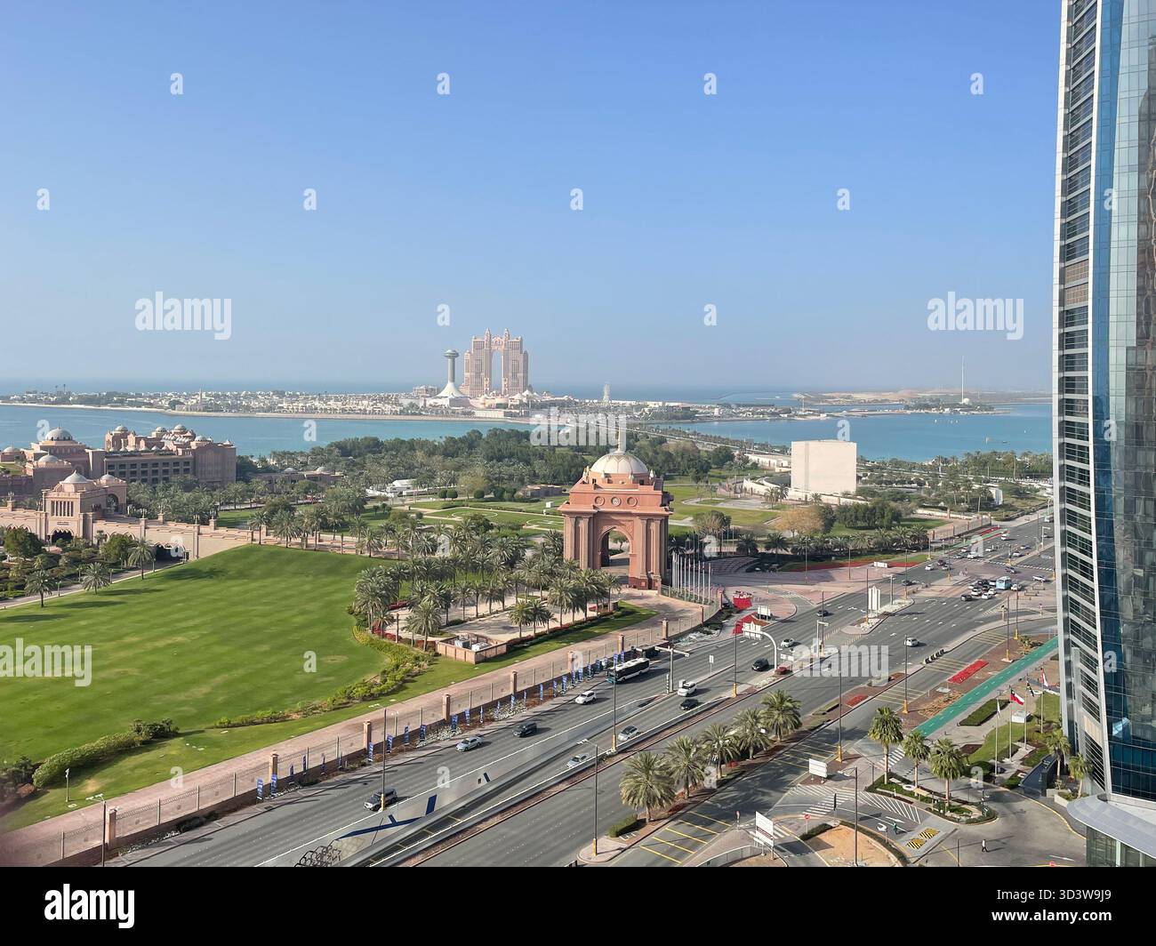 Vue depuis les tours Emirates à Abu Dhabi vers l'autoroute, le front de mer de corniche et la marina, montrant le centre commercial, l'hôtel Palace, les hôtels Rixos et Fairmont, eau - Image de stock capturée avec un smartphone