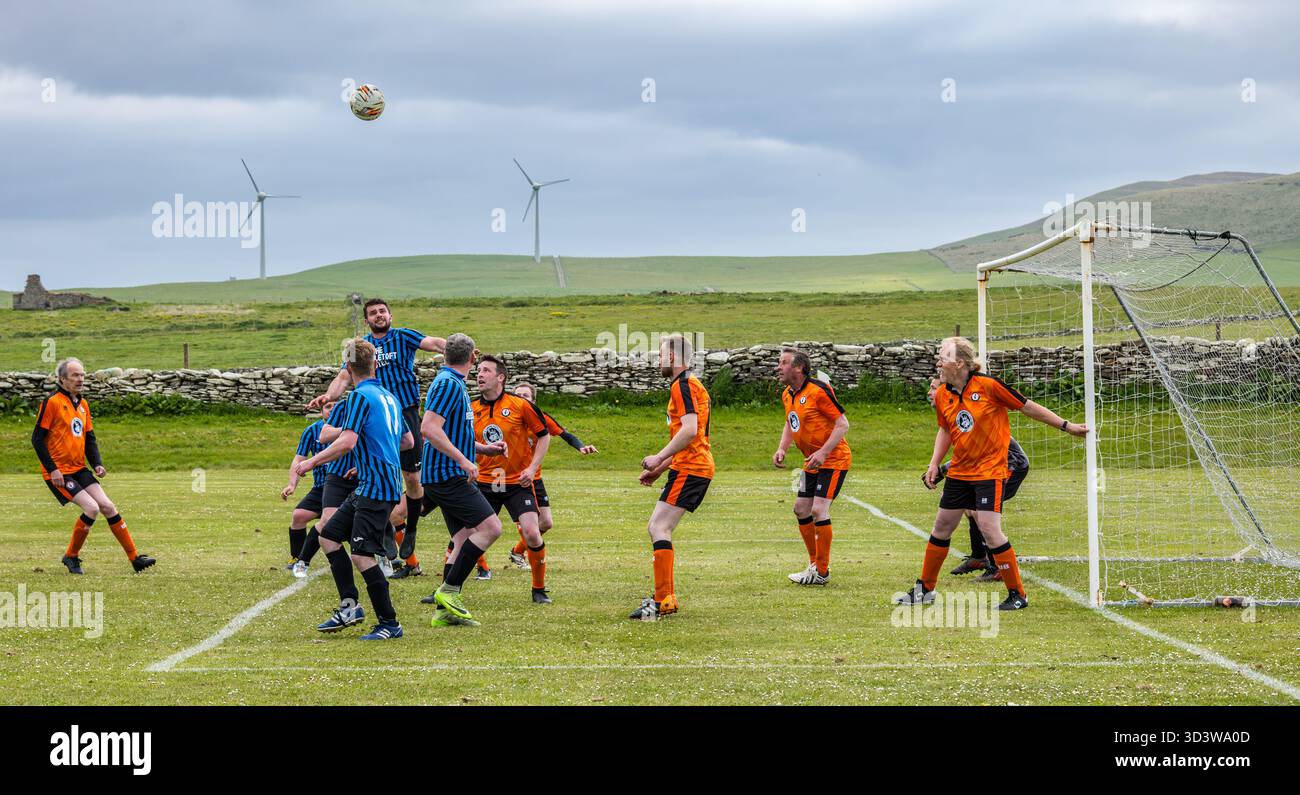 L'équipe de football amateur Papay joue contre Sanday dans la ligue de l'Association de football amateur des Orcades (Orcadian Parish Cup), Pierowall, Westray, Écosse, Royaume-Uni Banque D'Images