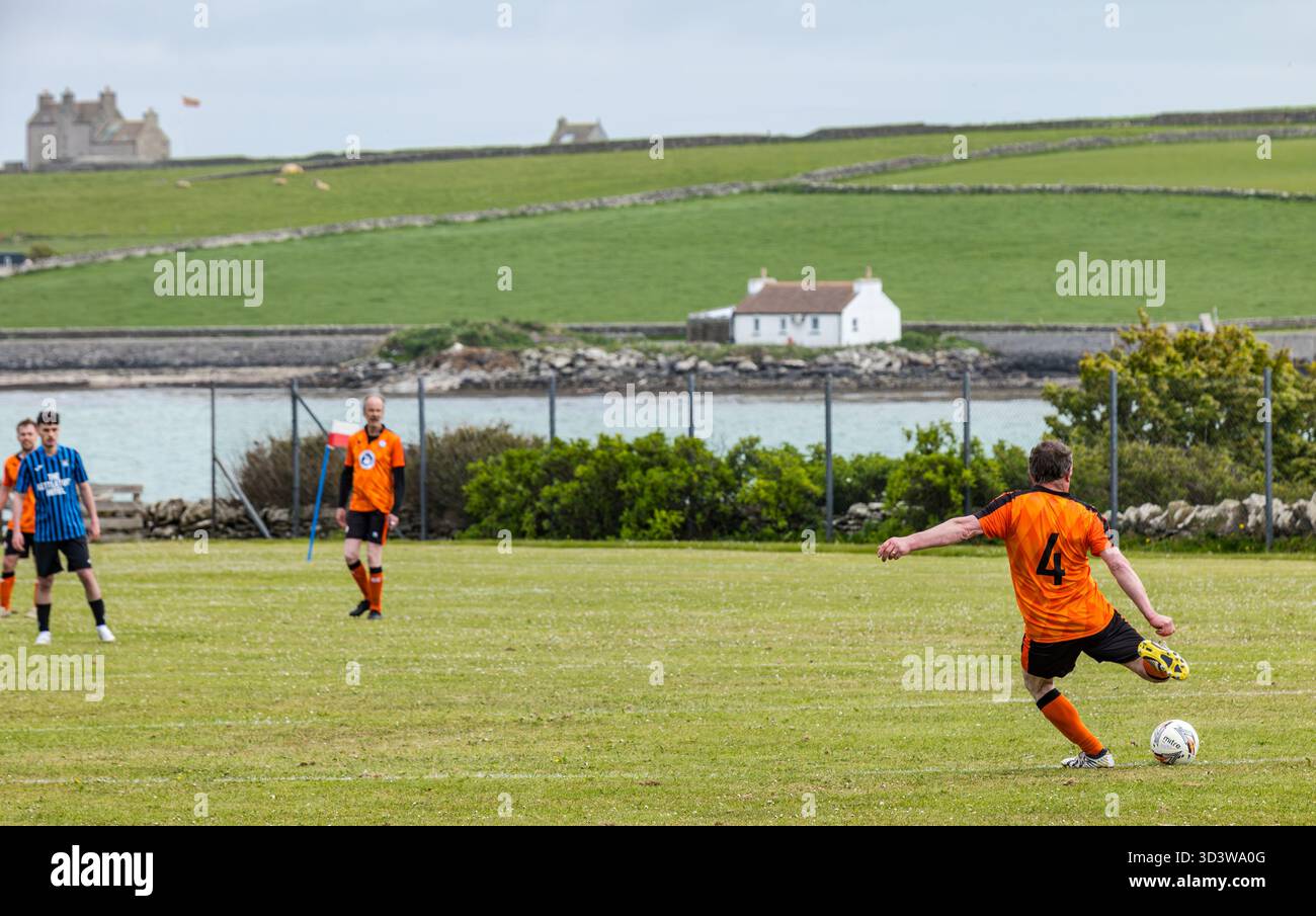 L'équipe de football amateur Papay joue contre Sanday dans la ligue de l'Association de football amateur des Orcades (Orcadian Parish Cup), Pierowall, Westray, Écosse, Royaume-Uni Banque D'Images