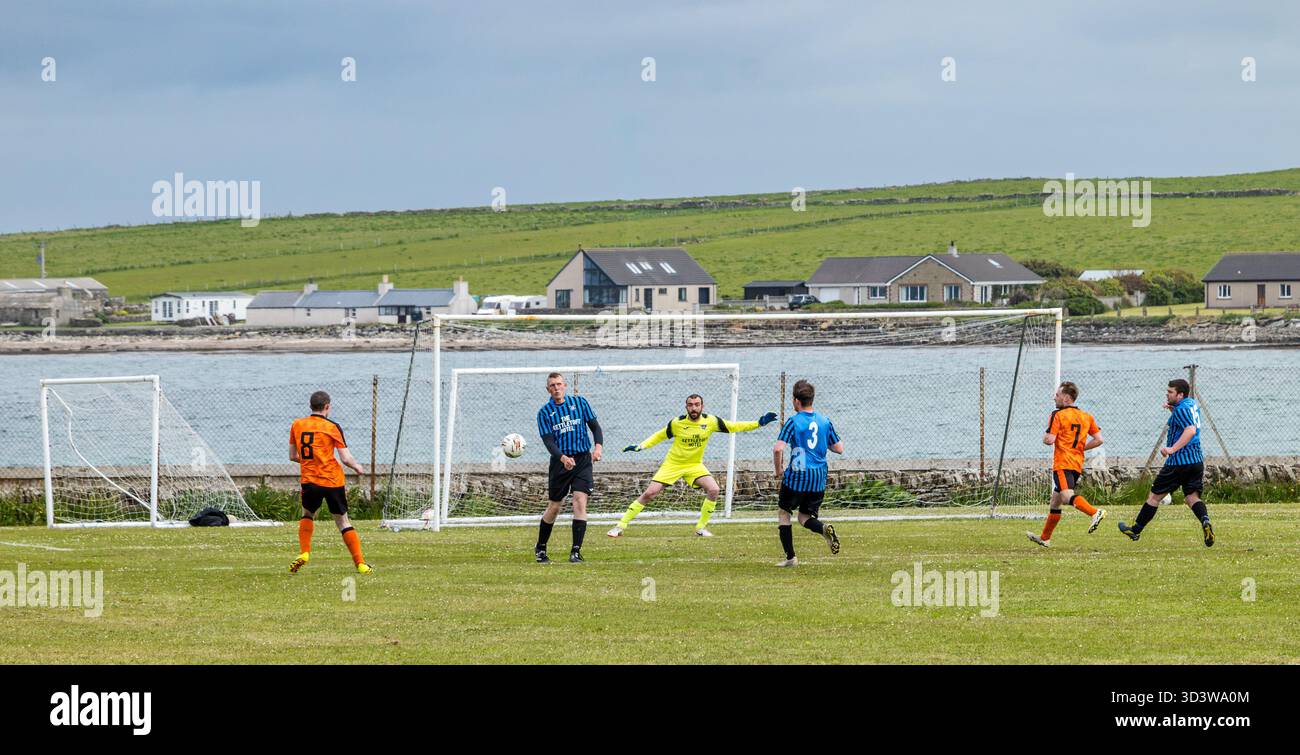 L'équipe de football amateur Papay joue contre Sanday dans la ligue de l'Association de football amateur des Orcades (Orcadian Parish Cup), Pierowall, Westray, Écosse, Royaume-Uni Banque D'Images