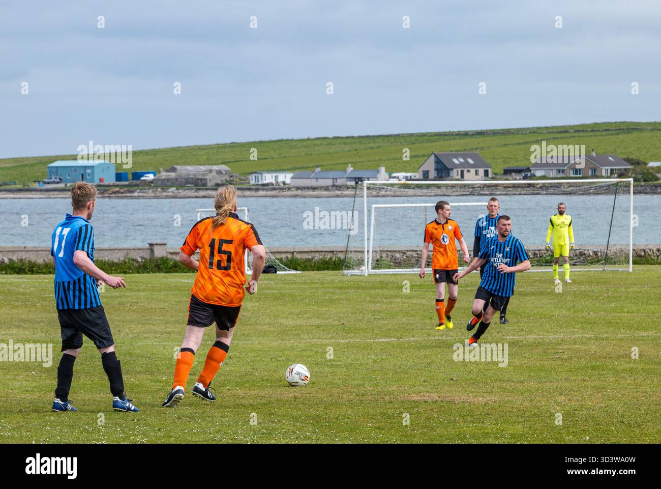 L'équipe de football amateur Papay joue contre Sanday dans la ligue de l'Association de football amateur des Orcades (Orcadian Parish Cup), Pierowall, Westray, Écosse, Royaume-Uni Banque D'Images