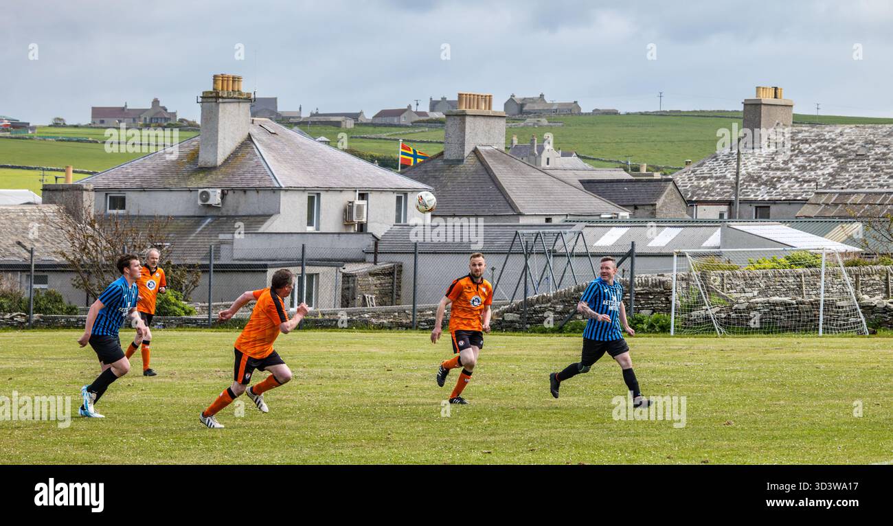 L'équipe de football amateur Papay joue contre Sanday dans la ligue de l'Association de football amateur des Orcades (Orcadian Parish Cup), Pierowall, Westray, Écosse, Royaume-Uni Banque D'Images