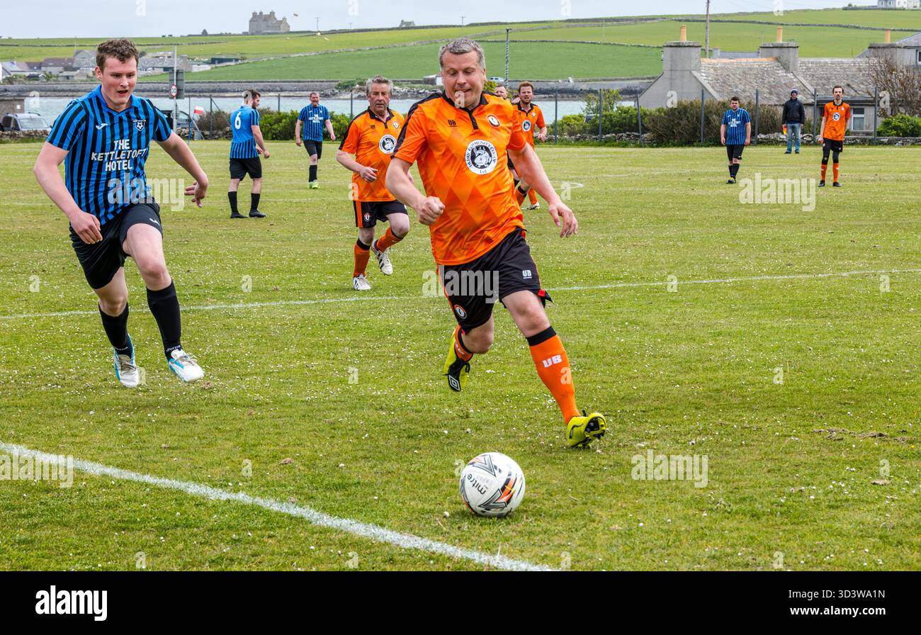 L'équipe de football amateur Papay joue contre Sanday dans la ligue de l'Association de football amateur des Orcades (Orcadian Parish Cup), Pierowall, Westray, Écosse, Royaume-Uni Banque D'Images