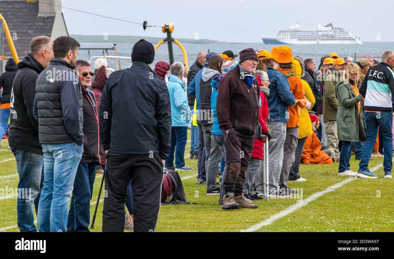 L'équipe de football amateur Papay joue contre Sanday dans la ligue de l'Association de football amateur des Orcades (Orcadian Parish Cup), Pierowall, Westray, Écosse, Royaume-Uni Banque D'Images