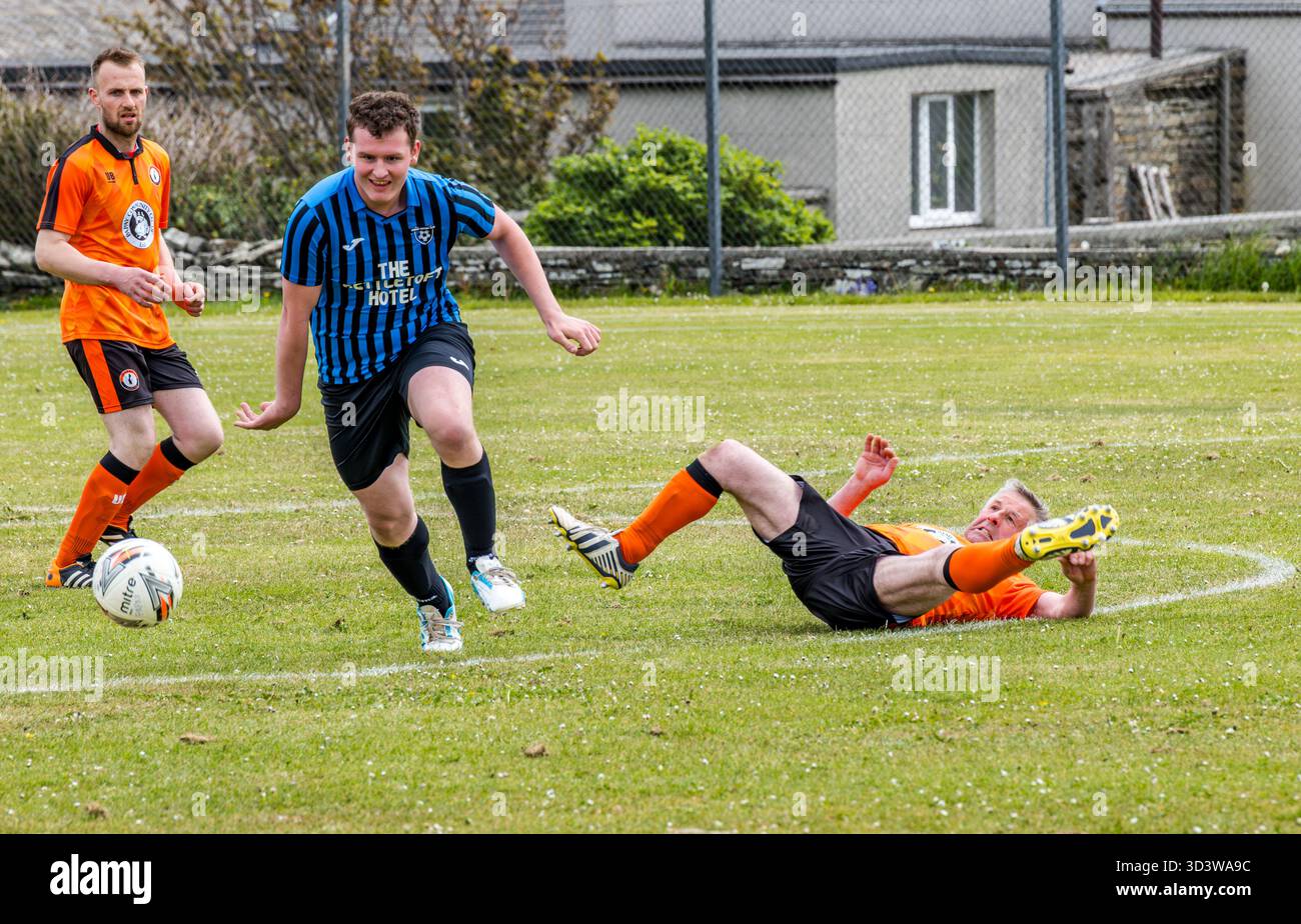 L'équipe de football amateur Papay joue contre Sanday dans la ligue de l'Association de football amateur des Orcades (Orcadian Parish Cup), Pierowall, Westray, Écosse, Royaume-Uni Banque D'Images