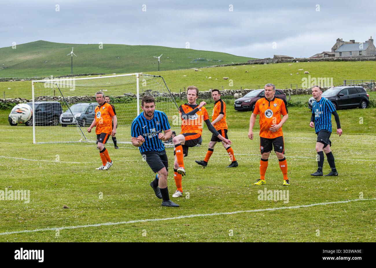 L'équipe de football amateur Papay joue contre Sanday dans la ligue de l'Association de football amateur des Orcades (Orcadian Parish Cup), Pierowall, Westray, Écosse, Royaume-Uni Banque D'Images