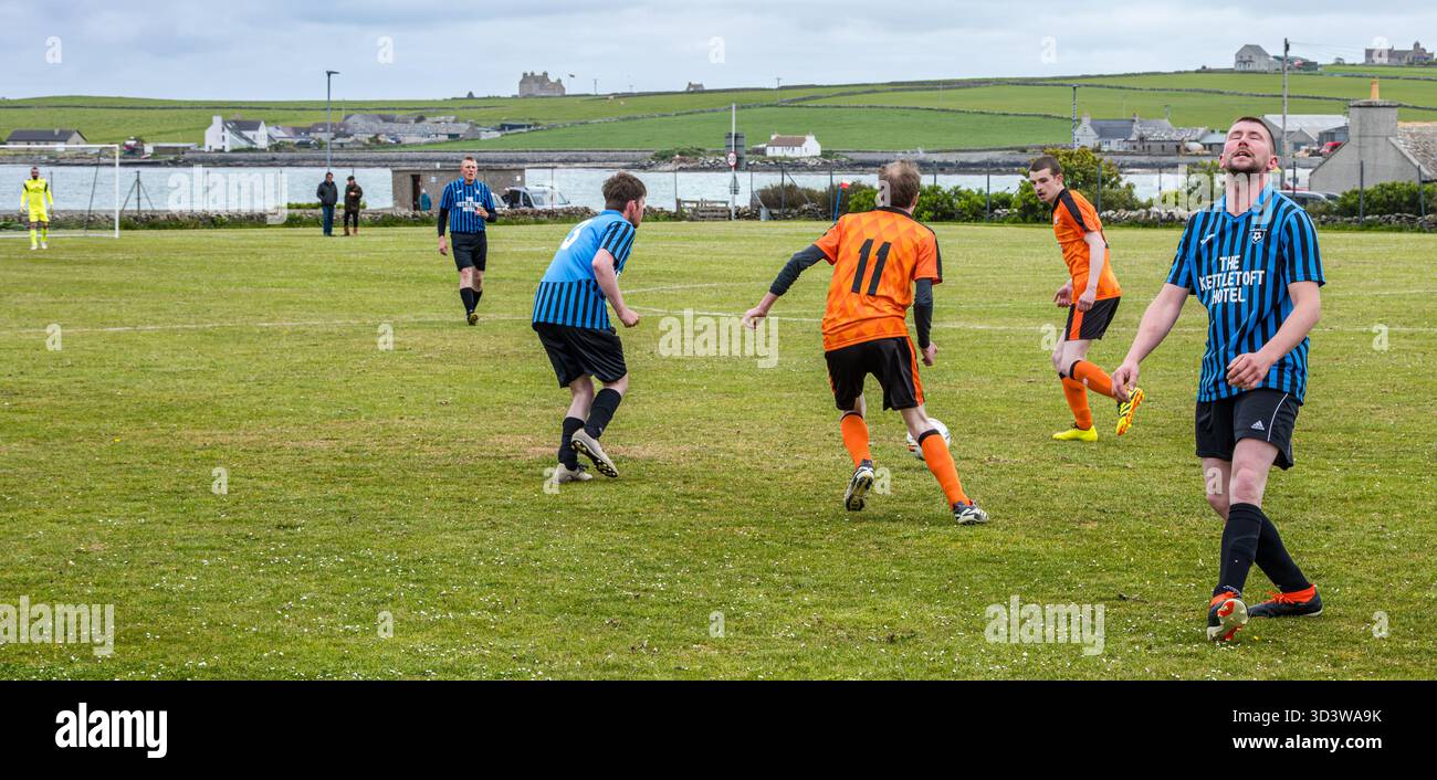 L'équipe de football amateur Papay joue contre Sanday dans la ligue de l'Association de football amateur des Orcades (Orcadian Parish Cup), Pierowall, Westray, Écosse, Royaume-Uni Banque D'Images