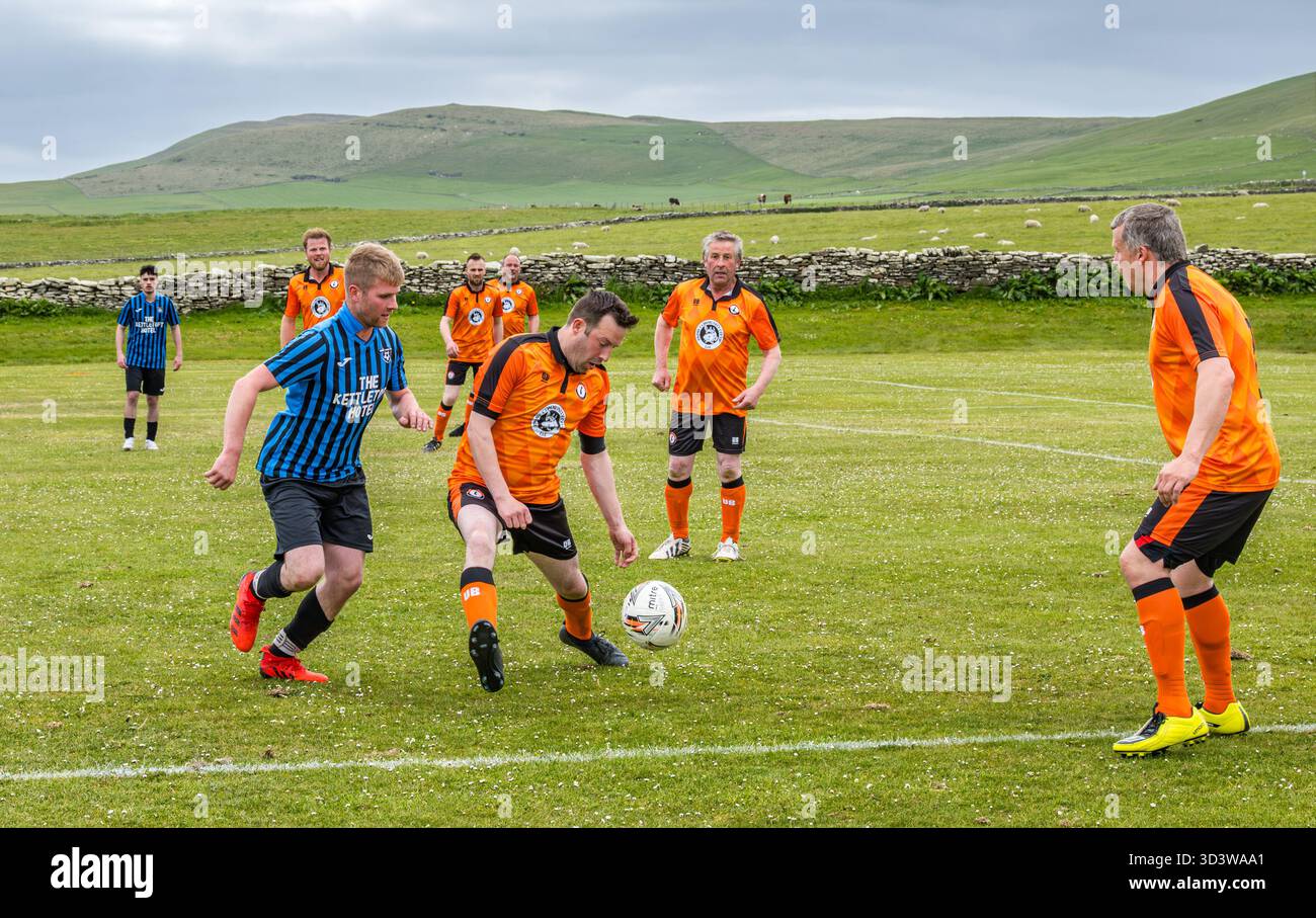 L'équipe de football amateur Papay joue contre Sanday dans la ligue de l'Association de football amateur des Orcades (Orcadian Parish Cup), Pierowall, Westray, Écosse, Royaume-Uni Banque D'Images