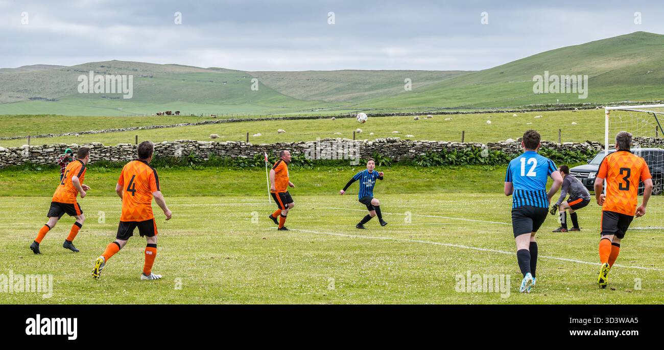 L'équipe de football amateur Papay joue contre Sanday dans la ligue de l'Association de football amateur des Orcades (Orcadian Parish Cup), Pierowall, Westray, Écosse, Royaume-Uni Banque D'Images