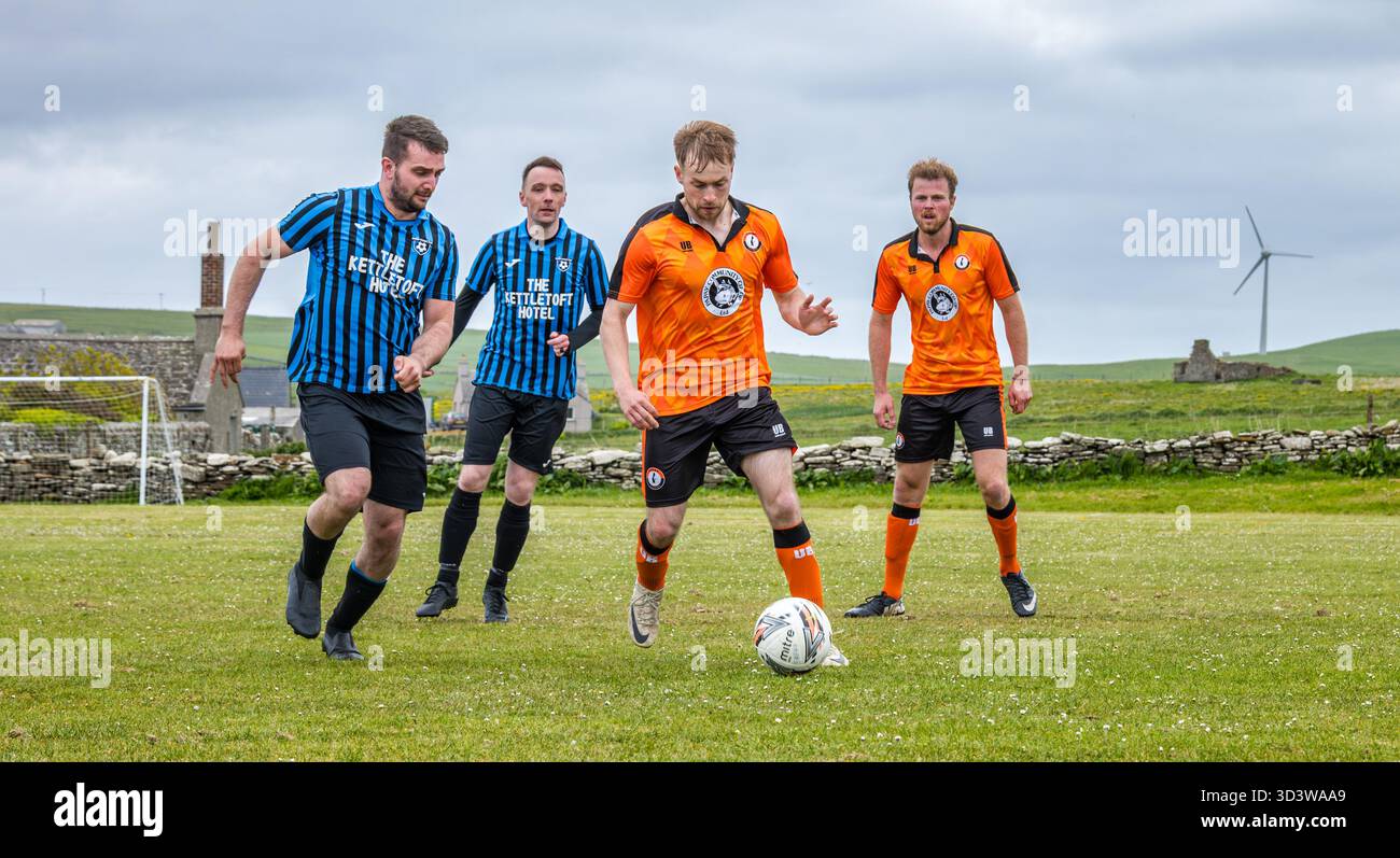 L'équipe de football amateur Papay joue contre Sanday dans la ligue de l'Association de football amateur des Orcades (Orcadian Parish Cup), Pierowall, Westray, Écosse, Royaume-Uni Banque D'Images