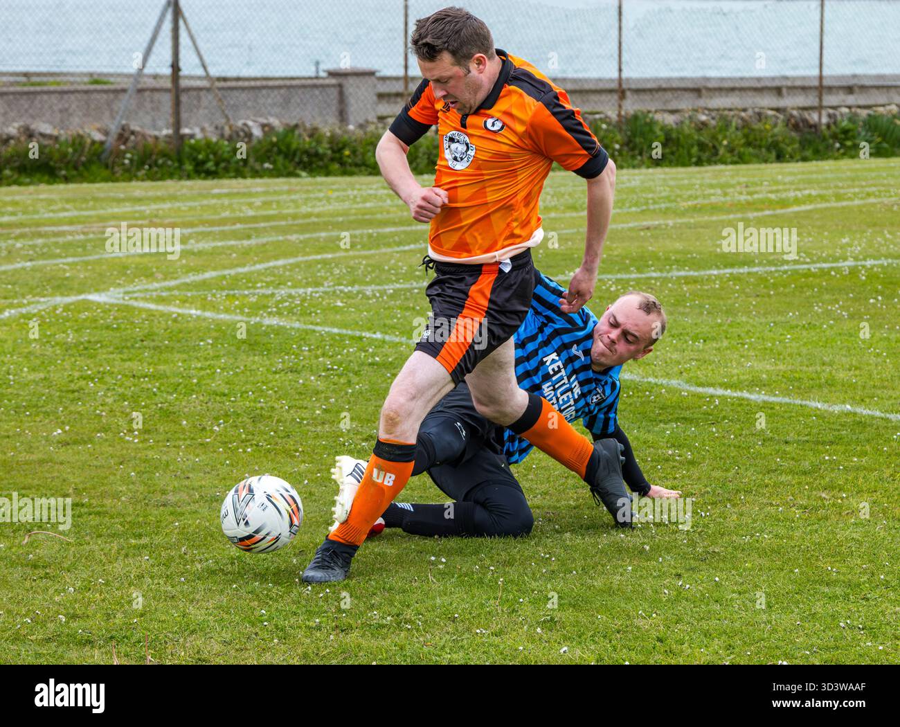 L'équipe de football amateur Papay joue contre Sanday dans la ligue de l'Association de football amateur des Orcades (Orcadian Parish Cup), Pierowall, Westray, Écosse, Royaume-Uni Banque D'Images