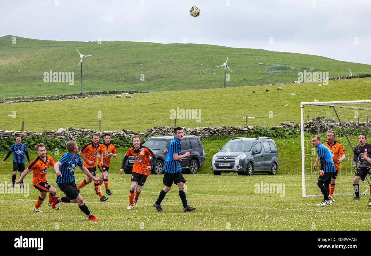 L'équipe de football amateur Papay joue contre Sanday dans la ligue de l'Association de football amateur des Orcades (Orcadian Parish Cup), Pierowall, Westray, Écosse, Royaume-Uni Banque D'Images