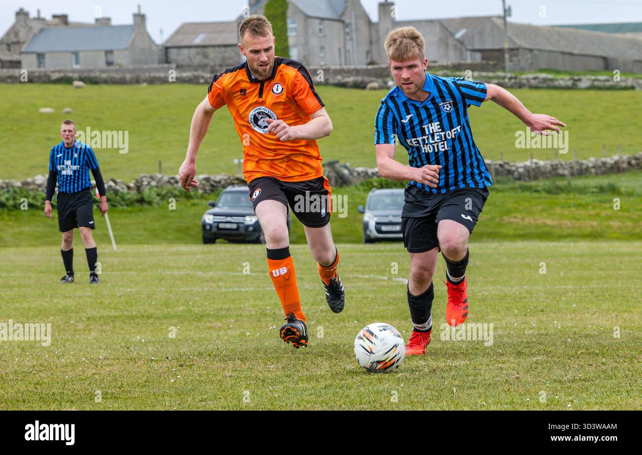 L'équipe de football amateur Papay joue contre Sanday dans la ligue de l'Association de football amateur des Orcades (Orcadian Parish Cup), Pierowall, Westray, Écosse, Royaume-Uni Banque D'Images