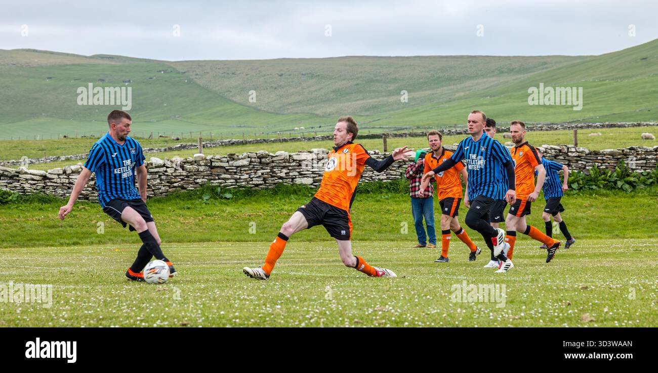 L'équipe de football amateur Papay joue contre Sanday dans la ligue de l'Association de football amateur des Orcades (Orcadian Parish Cup), Pierowall, Westray, Écosse, Royaume-Uni Banque D'Images