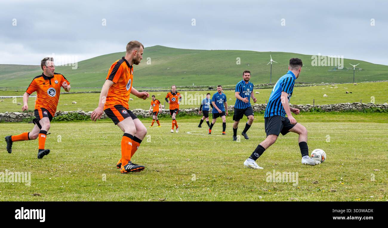 L'équipe de football amateur Papay joue contre Sanday dans la ligue de l'Association de football amateur des Orcades (Orcadian Parish Cup), Pierowall, Westray, Écosse, Royaume-Uni Banque D'Images