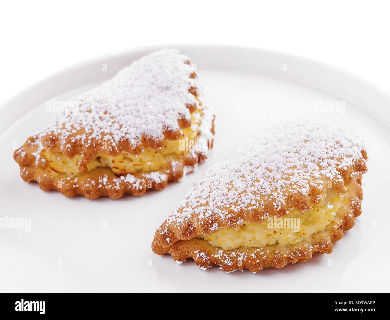 Nourriture, pâte feuilletée avec fromage cottage sur l'assiette Banque D'Images