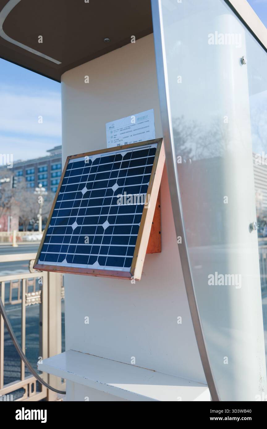 Gros plan d'un panneau solaire alimentant un téléphone public à Pékin Banque D'Images