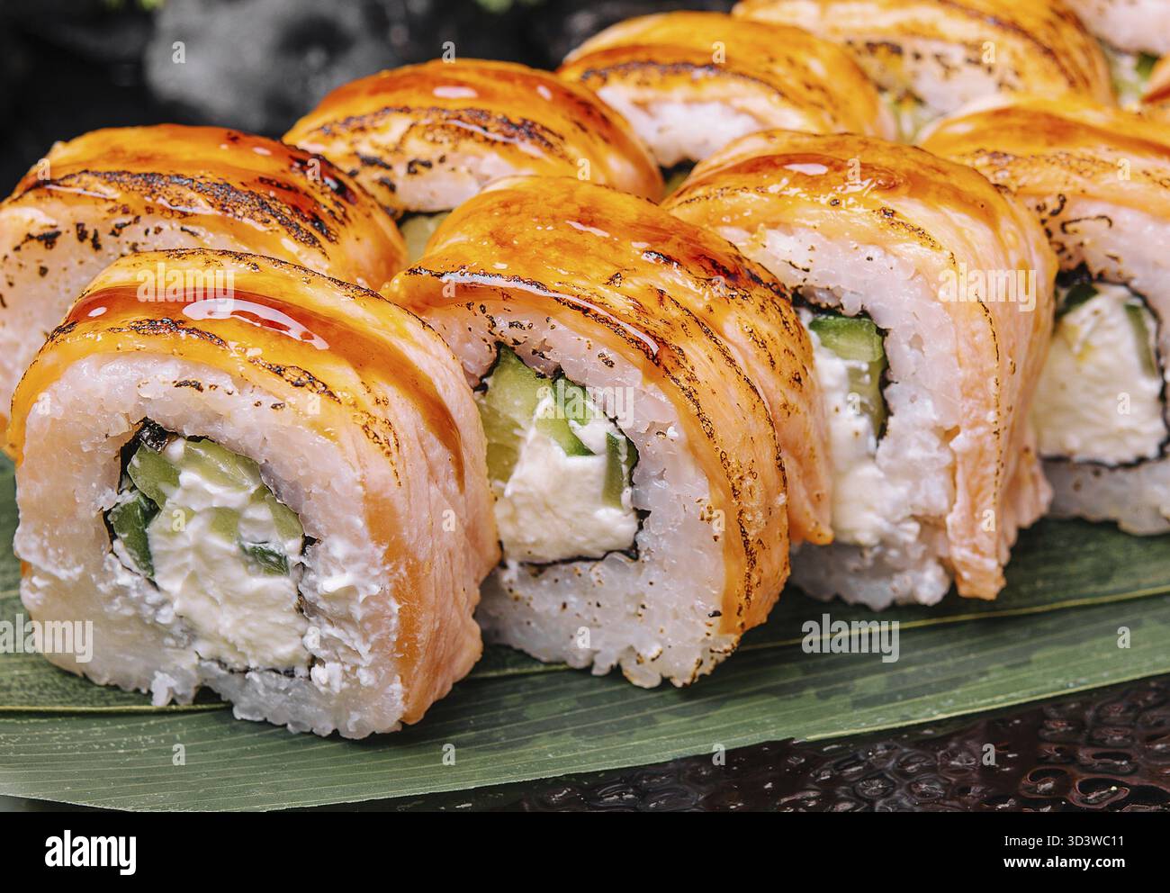 Nourriture, petits pains avec saumon frit et fromage, concombre dans l'assiette Banque D'Images