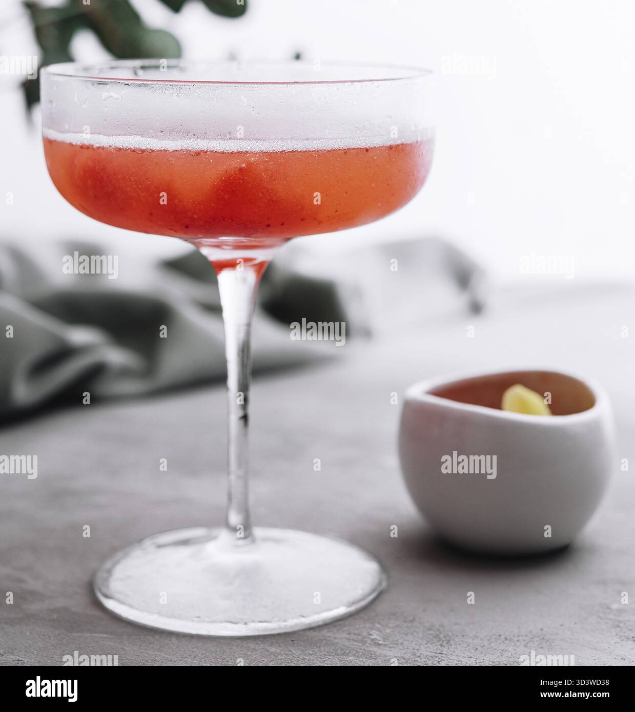 Nourriture, boisson estivale rafraîchissante aux fraises avec champagne Banque D'Images