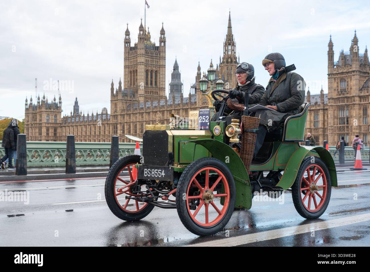 1904 voiture historique Peugeot participant à la course automobile 2025 Londres-Brighton, traversant Westminster, Londres, Royaume-Uni Banque D'Images