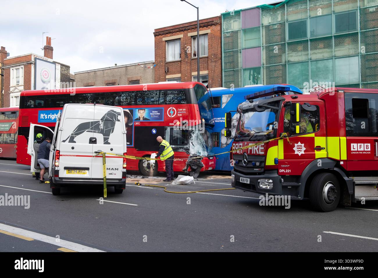 Suites de l'accident de la route moteur d'incendie LFB blanc van rouge bus à impériale dans la rue à Tottenham North Londres N15 Angleterre Royaume-Uni octobre 2025 Banque D'Images