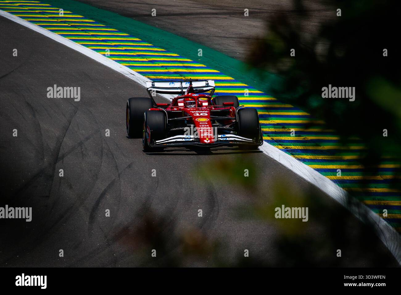 São PAULO, SP - 07.11.2025 : PRIMEIRO DIA DE TREINOS PARA GP BRASIL F1 - première journée d'essais ce vendredi (07) pour le Grand Prix du Brésil de formule 1 à São Paulo, qui se déroulera ce week-end sur le circuit José Carlos Pace à Interlagos, au sud de la capitale de São Paulo. Sur la photo, le pilote de la Scuderia Ferrari HP, Charles Leclerc (16 ans), en action lors des essais libres du GP de formule 1 de São Paulo, à Interlagos. (Photo : Aloisio Mauricio/Fotoarena) Banque D'Images