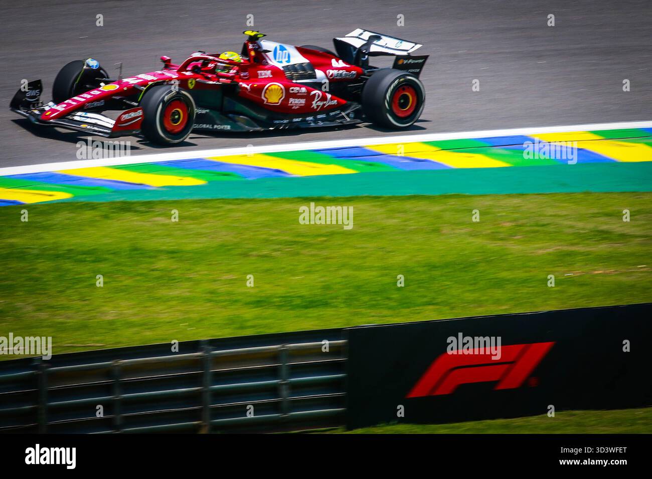 São PAULO, SP - 07.11.2025 : PRIMEIRO DIA DE TREINOS PARA GP BRASIL F1 - première journée d'essais ce vendredi (07) pour le Grand Prix du Brésil de formule 1 à São Paulo, qui se déroulera ce week-end sur le circuit José Carlos Pace à Interlagos, au sud de la capitale de São Paulo. Sur la photo, le pilote de la Scuderia Ferrari HP, Lewis Hamilton (44), en action lors des essais libres du GP de formule 1 de São Paulo, à Interlagos. (Photo : Aloisio Mauricio/Fotoarena) Banque D'Images
