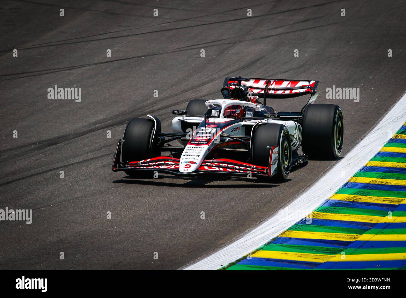 São PAULO, SP - 07.11.2025 : PRIMEIRO DIA DE TREINOS PARA GP BRASIL F1 - première journée d'essais ce vendredi (07) pour le Grand Prix du Brésil de formule 1 à São Paulo, qui se déroulera ce week-end sur le circuit José Carlos Pace à Interlagos, au sud de la capitale de São Paulo. Sur la photo, le pilote de l'écurie Haas F1 Team, Esteban Ocon (31), en action lors des essais libres du GP de formule 1 de São Paulo, à Interlagos. (Photo : Aloisio Mauricio/Fotoarena) Banque D'Images