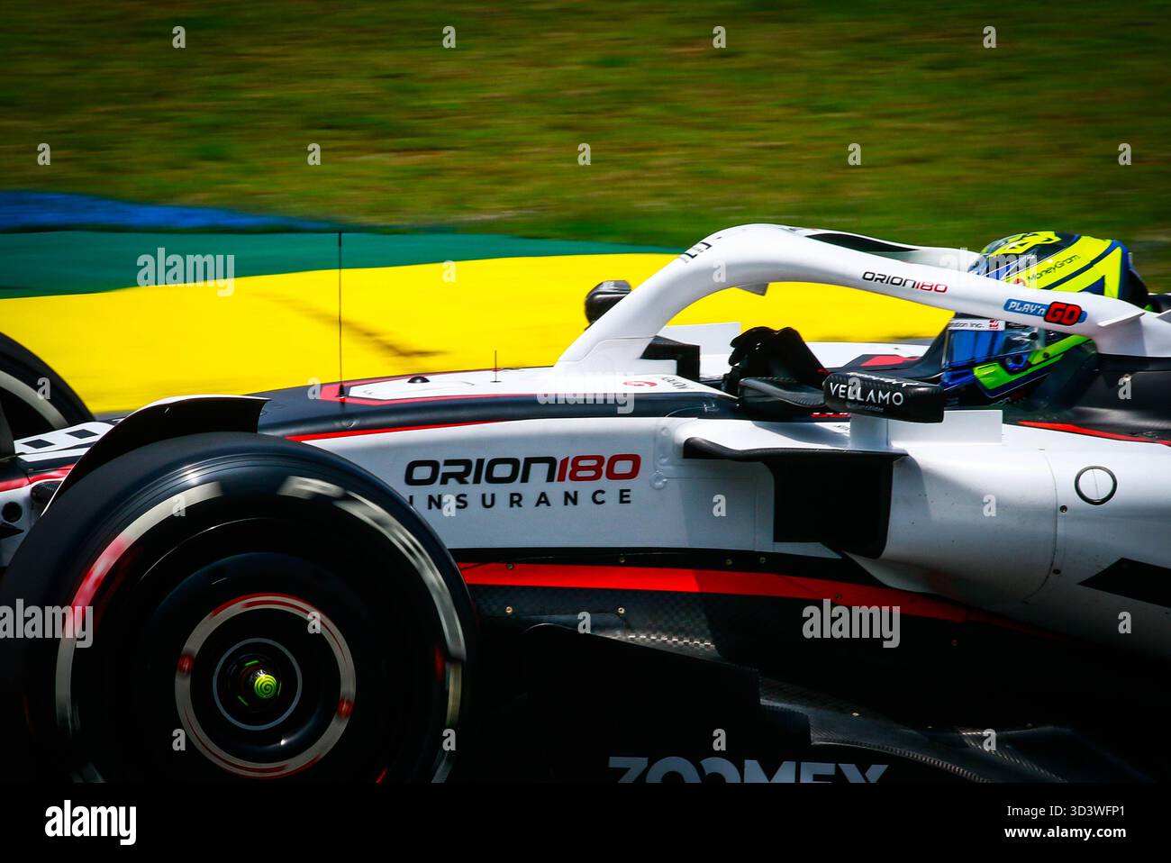 São PAULO, SP - 07.11.2025 : PRIMEIRO DIA DE TREINOS PARA GP BRASIL F1 - première journée d'essais ce vendredi (07) pour le Grand Prix du Brésil de formule 1 à São Paulo, qui se déroulera ce week-end sur le circuit José Carlos Pace à Interlagos, au sud de la capitale de São Paulo. Sur la photo, Oliver Bearman (87), pilote de l'écurie Haas F1 Team, en action lors des essais libres du GP de formule 1 de São Paulo, à Interlagos. (Photo : Aloisio Mauricio/Fotoarena) Banque D'Images