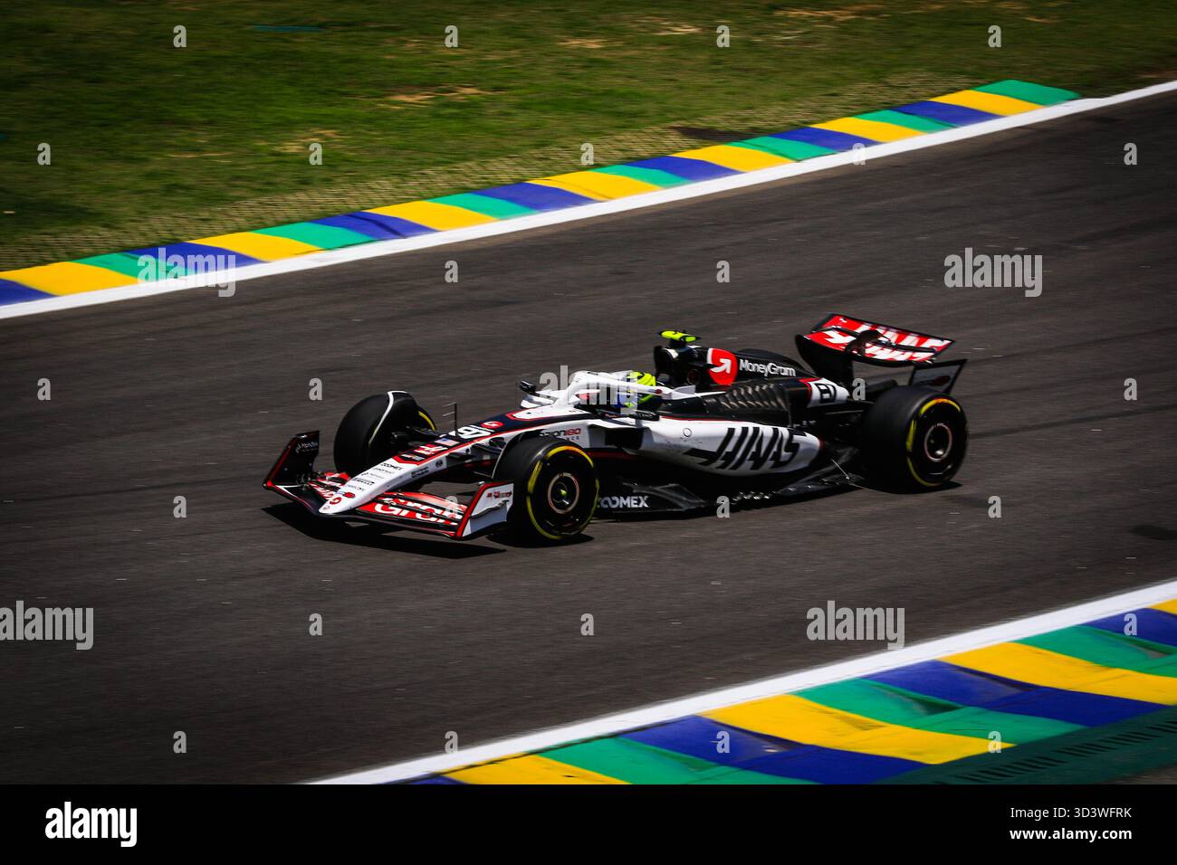 São PAULO, SP - 07.11.2025 : PRIMEIRO DIA DE TREINOS PARA GP BRASIL F1 - première journée d'essais ce vendredi (07) pour le Grand Prix du Brésil de formule 1 à São Paulo, qui se déroulera ce week-end sur le circuit José Carlos Pace à Interlagos, au sud de la capitale de São Paulo. Sur la photo, Oliver Bearman (87), pilote de l'écurie Haas F1 Team, en action lors des essais libres du GP de formule 1 de São Paulo, à Interlagos. (Photo : Aloisio Mauricio/Fotoarena) Banque D'Images