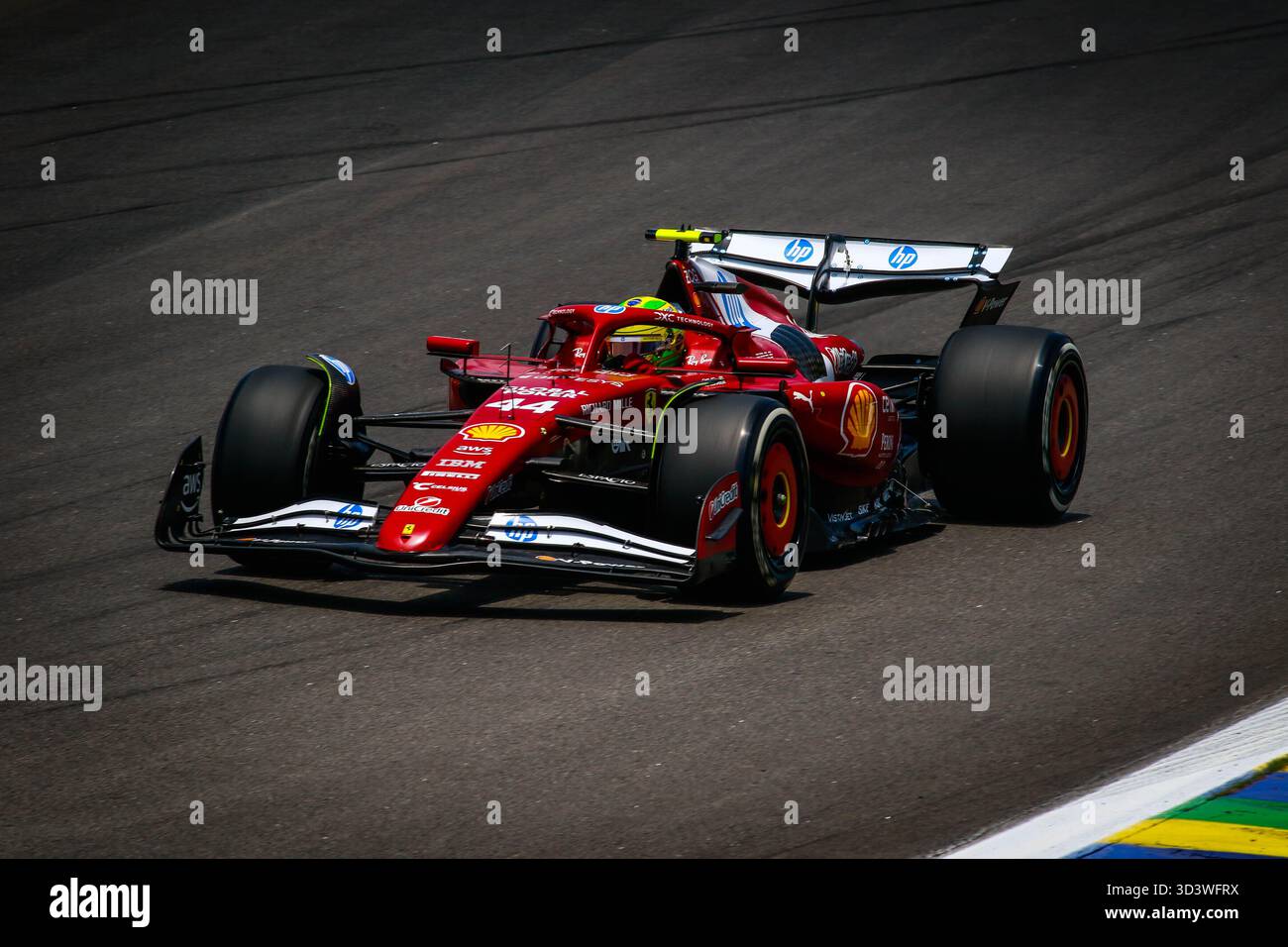 São PAULO, SP - 07.11.2025 : PRIMEIRO DIA DE TREINOS PARA GP BRASIL F1 - première journée d'essais ce vendredi (07) pour le Grand Prix du Brésil de formule 1 à São Paulo, qui se déroulera ce week-end sur le circuit José Carlos Pace à Interlagos, au sud de la capitale de São Paulo. Sur la photo, le pilote de la Scuderia Ferrari HP, Lewis Hamilton (44), en action lors des essais libres du GP de formule 1 de São Paulo, à Interlagos. (Photo : Aloisio Mauricio/Fotoarena) Banque D'Images